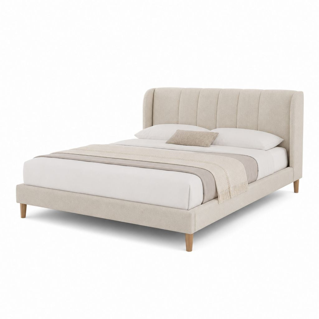 Lit double rembourré 160 × 200 cm beige avec tête de lit rainurée et pieds en bois brun naturel